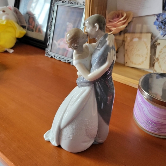 Nao by Lladro - A Kiss Forever - Picture 5 of 5